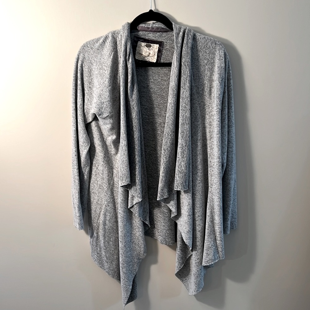 Grey cárdigan. Super soft and comfortable. In really good condition.